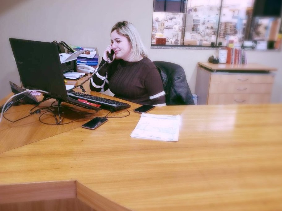 Atendimento por telefone na recepção da Limerfilmes