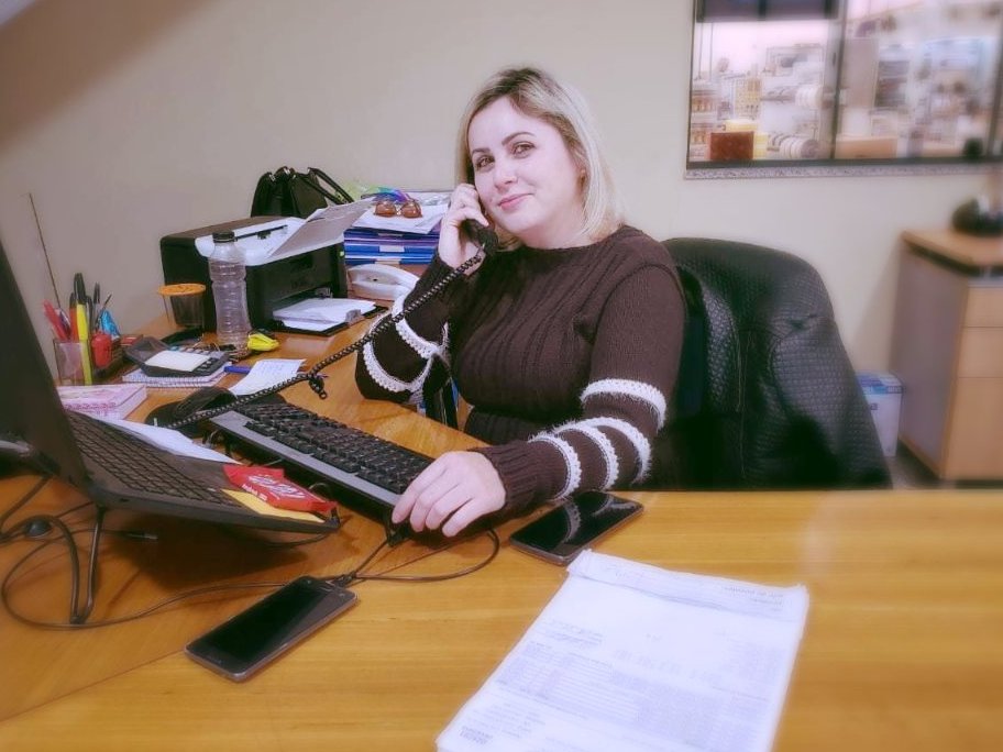 Colaboradora atendendo cliente por telefone