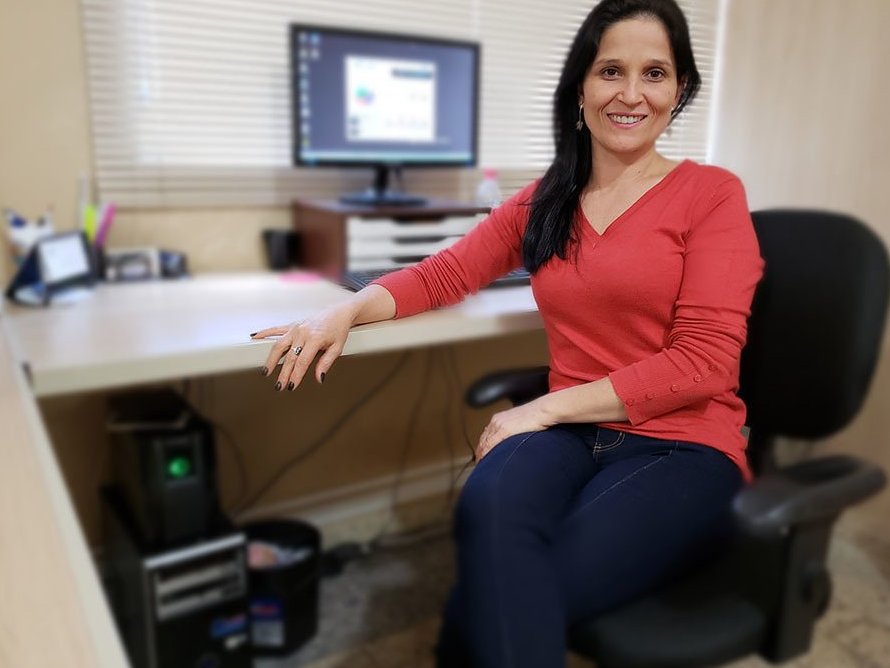 Colaboradora do comercial em sua estação de trabalho