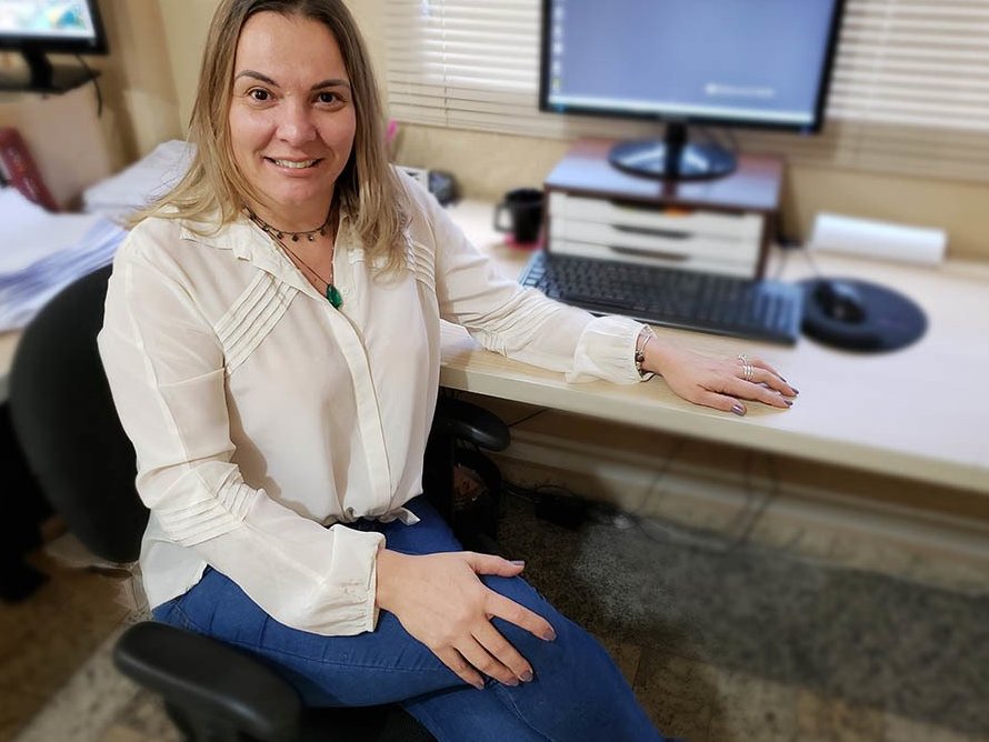 Colaboradora do comercial atendendo em sua mesa