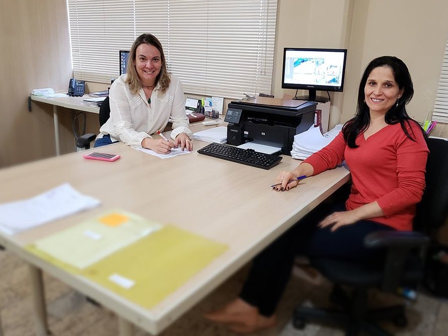 Duas colaboradoras do departamento comercial trabalhando juntas