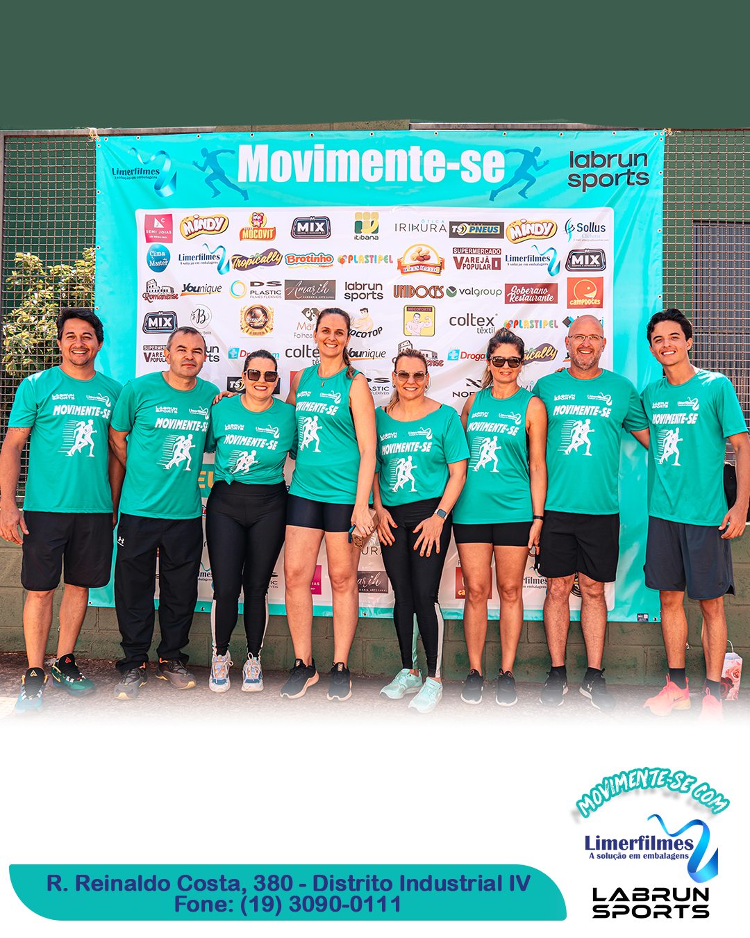 Equipe Limerfilmes uniformizada em frente ao painel do Movimente-se